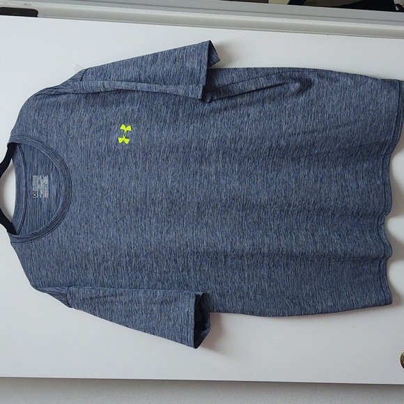 Under Armour~2XL~Men's Short Sleeved T-Shirt~Loose Fit, Heat Gear Fabric - Picture 1 of 8